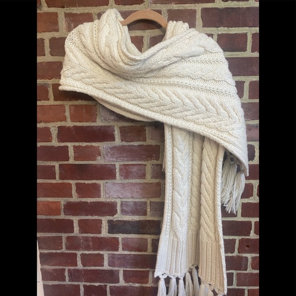 Burberry wool and cashmere scarf - Picture 5 of 9